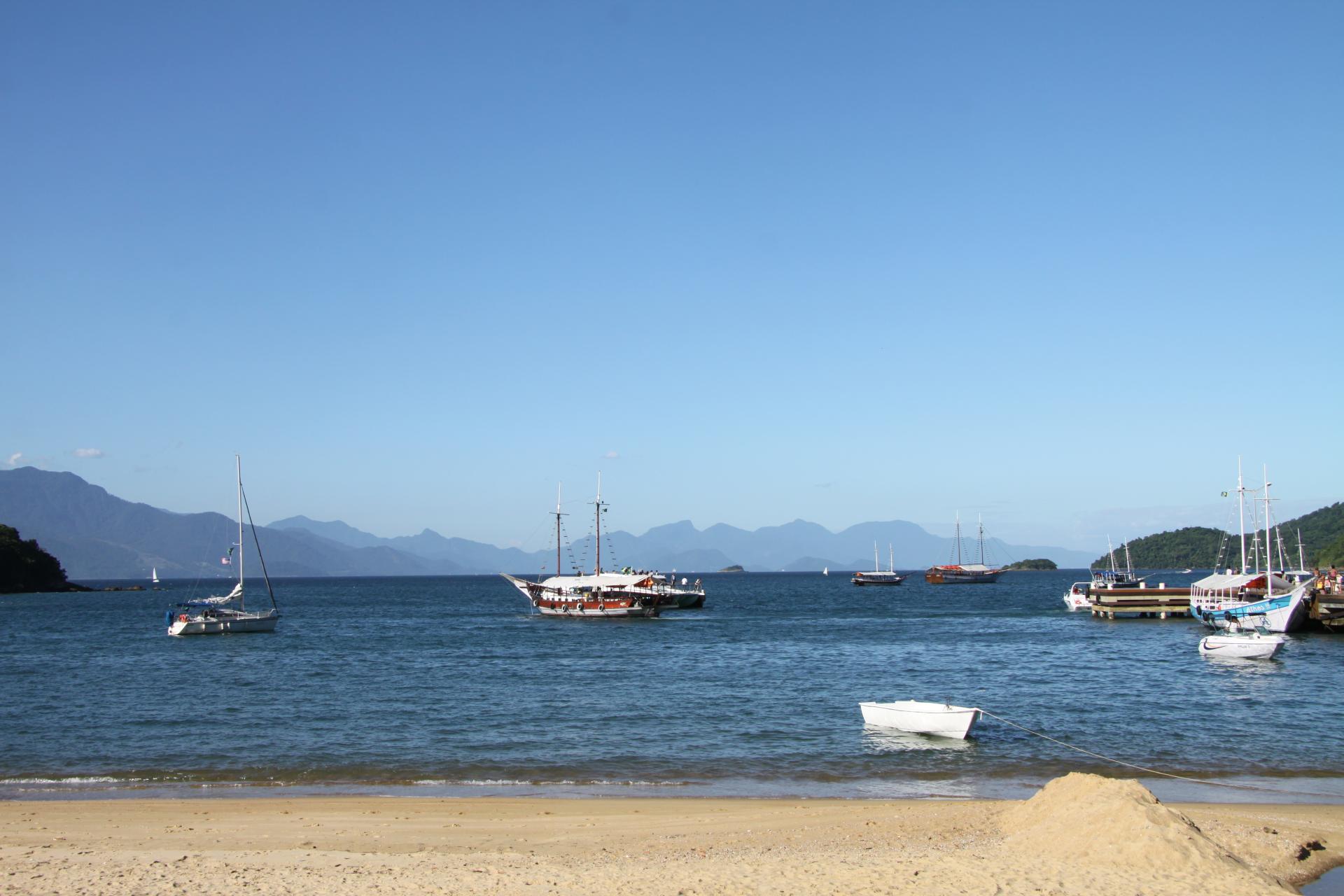  Boote beim Strand in der einzigartigen Landschaft der Ilha Grande