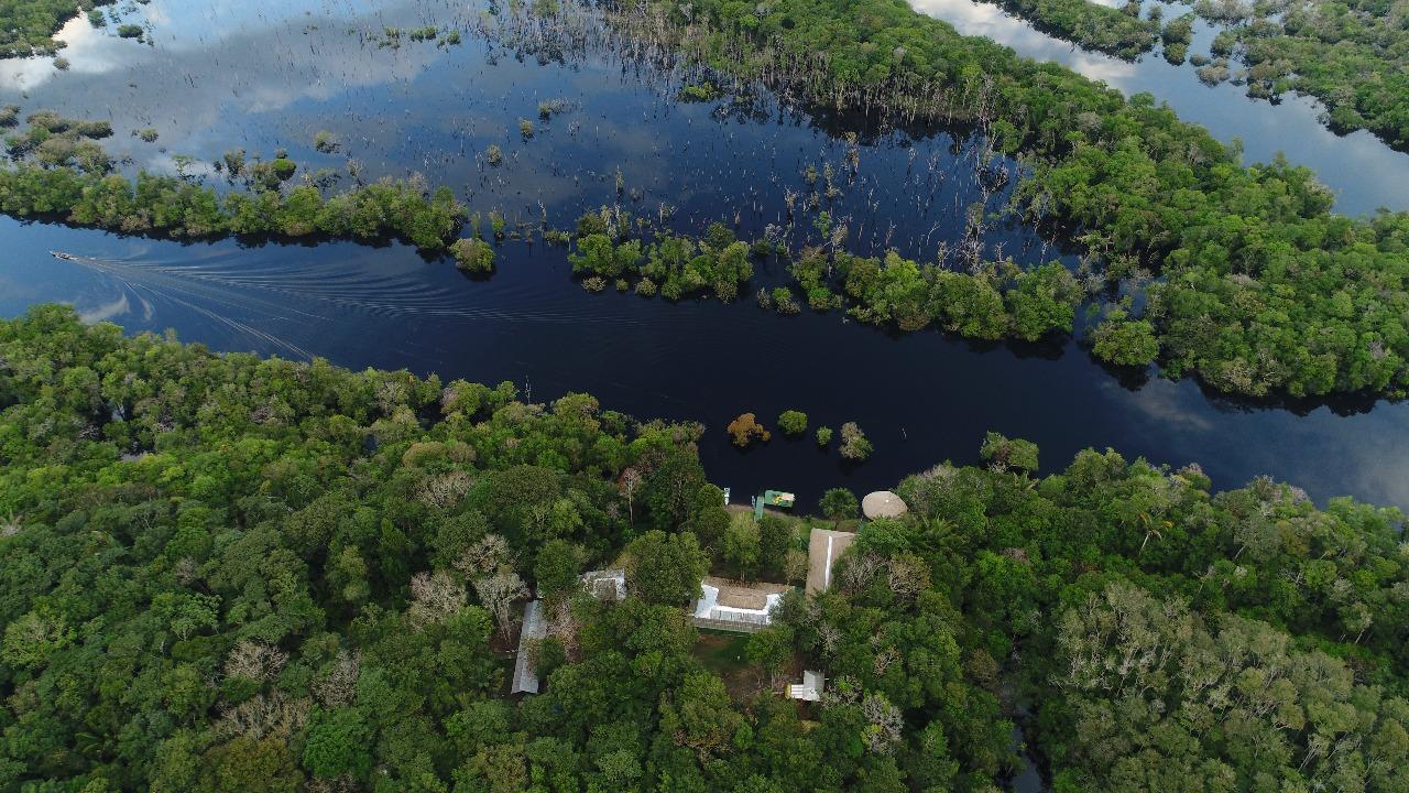 Luftaufnahme der Tupana Lodge, umgeben von Amazonas-Regenwald und Wasserwegen