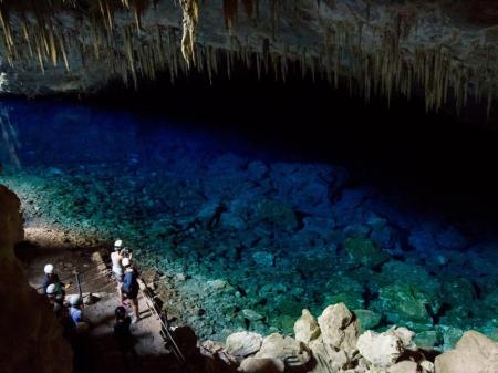 Grotte mit blau schimmerndem See bei Bonito